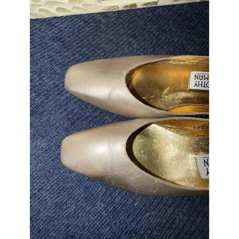VTG Timothy Hitsman Gold Heels Women 9  Leather Almond Toe  Cute Decorative Heel